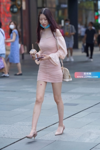 街拍粉色裙美眉