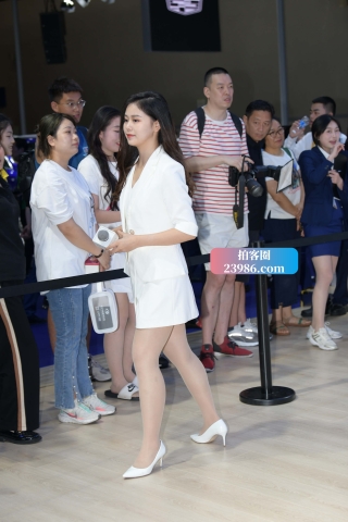 靓丽美女主持人~