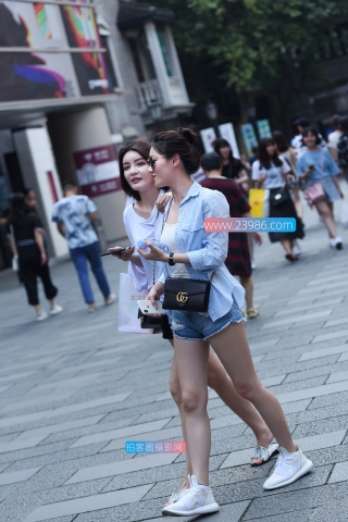 【咔喳赛贴】热裤妹妹