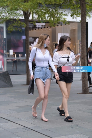 热裤大白腿美眉