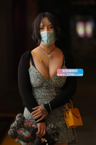 搭讪夜拍低胸裙美眉