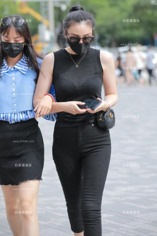 黑色紧身裤美女