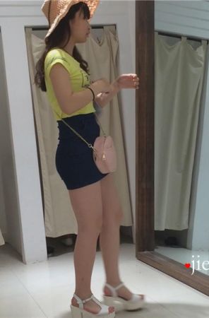 服装店试衣服的黄T恤美臀性感包臀裙美女 [1.28 GB]