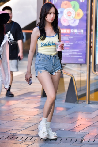 ★吊带牛仔热裤美女