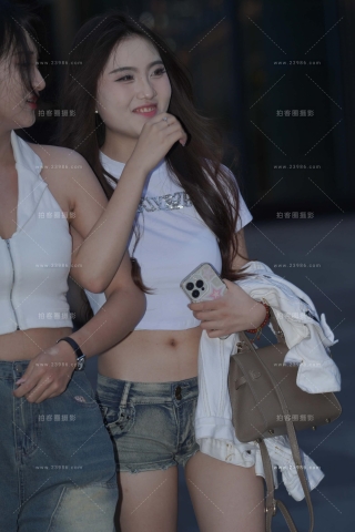 街拍紧致的超短热裤小姐姐
