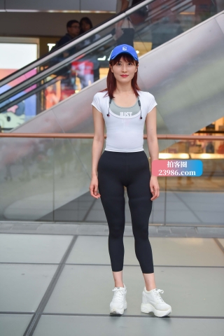 搭讪紧身弹力裤小妹