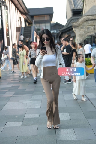 街拍凹凸有致的紧身裤小姐姐