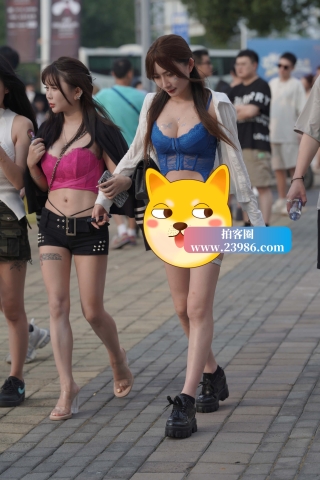 另一个版本的超短热裤小姐姐