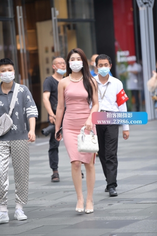 街拍粉色裙女神姐姐