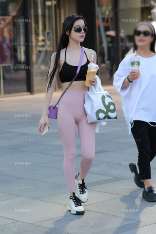 粉色紧身瑜伽裤美女