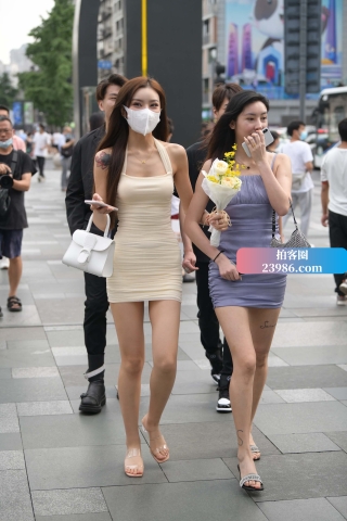 街拍紧身包身裙性感美女