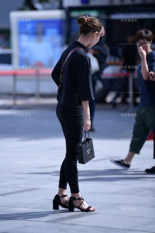 第1561篇★黑裤紧身美女★