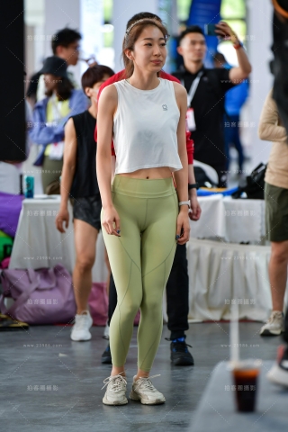 ★运动嫩绿紧身裤美女