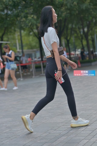 听歌的瑜伽小妹