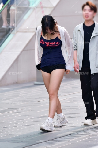 ★低头热裤美女