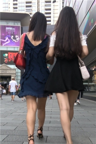 4K - 街拍深蓝色连衣裙美腿美女 [786 MB]（视频版）