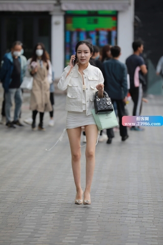 街拍打电话的短裙高跟美女