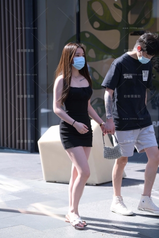 街拍黑色短裙女友