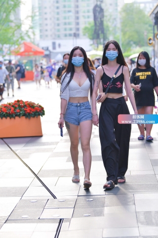 街拍牛仔热裤低胸性感美女