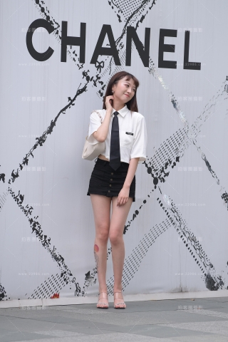 白皙美腿小姐姐