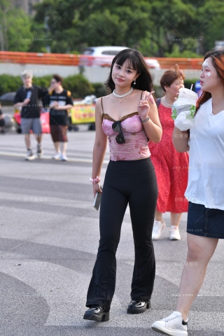 微胖紧身黑裤美眉