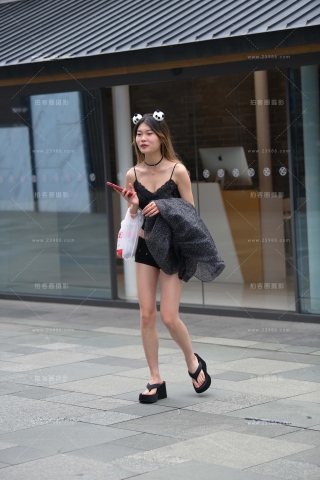 搭讪街拍黑色热裤美眉