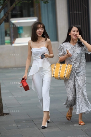 甜美的白衣白裤美女姐姐