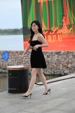 黑色吊带裙御姐女神