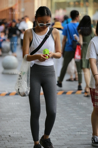 灰色瑜伽服美女