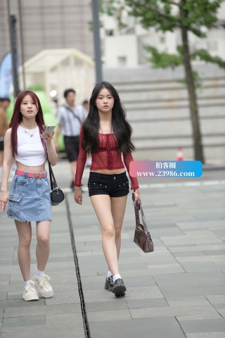 街拍娇小可爱邻家小妹