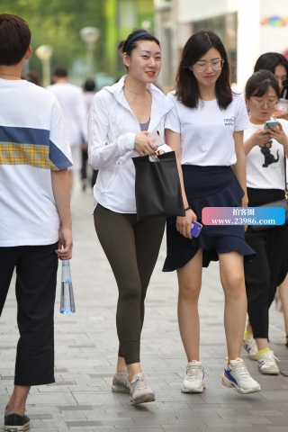 街拍白衬衫紧身弹力裤