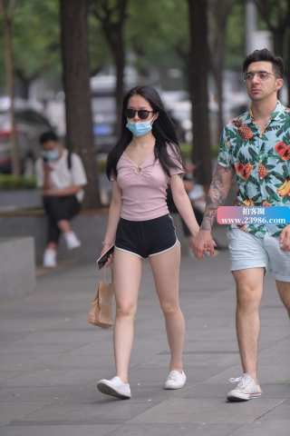 花臂大哥的漂亮女友