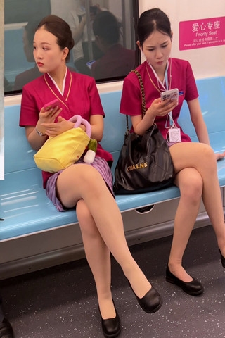 两位实习地勤翘二郎腿坐地铁（视频版）
