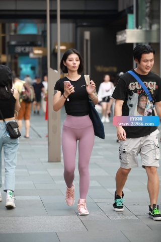 街拍紫色瑜伽裤翘臀美眉