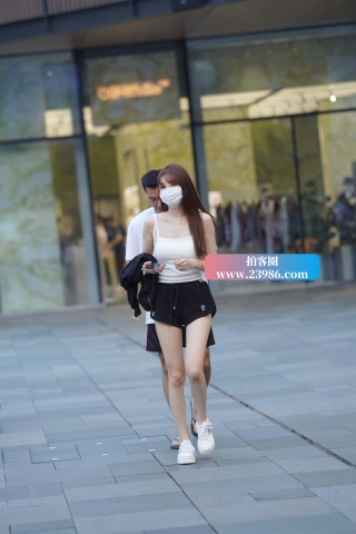 街拍运动热裤清凉小姐姐