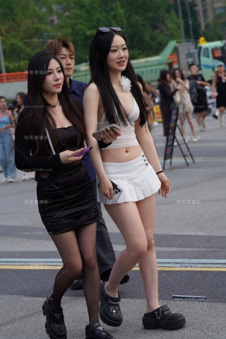 清凉的超短JK裙小姐姐