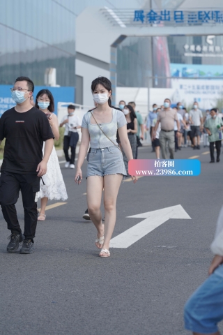 街拍清纯小清新马尾辫小姐姐