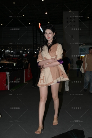 下班了的包臀裙美女