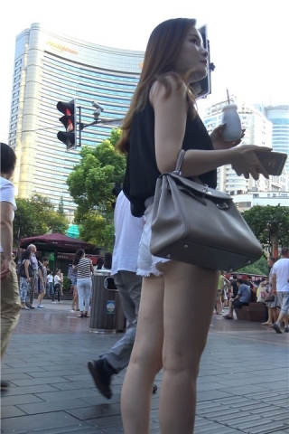 4K 黑色衣服街拍热裤极品美腿美女  [507 MB]（视频版）