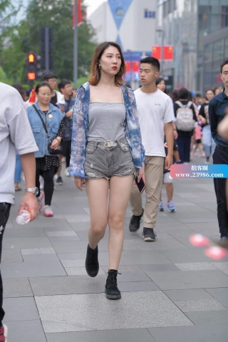 小姐姐一副冷酷的表情