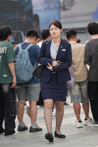 下了班的汽车销售小姐姐