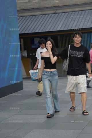 街拍喇叭牛仔长裤女友