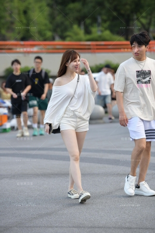 抓拍白热裤小仙女