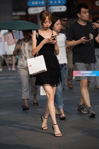 街拍黑色短裙，苗条骨感的小姐姐