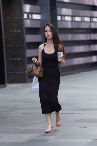 街拍黑色长裙小姐姐