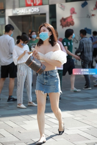 牛仔短裙开朗小姐姐