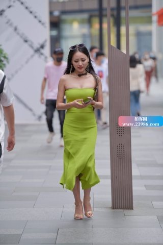 街拍抹胸长裙气质姐姐