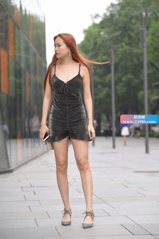 街拍性感短裙美女摆拍