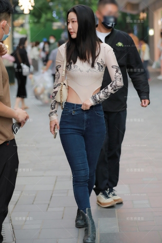 【玻璃街拍】蓝色牛仔裤小姐姐
