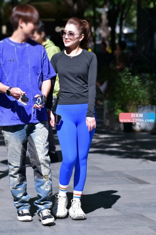 ★亮蓝色紧身裤美女